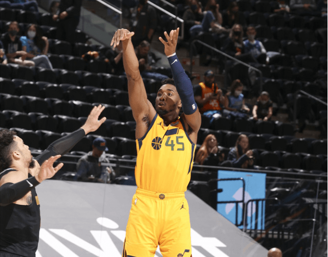 深圳队横扫爵士,莫兰特点燃赛场 深圳队横扫爵士,莫兰特点燃赛场