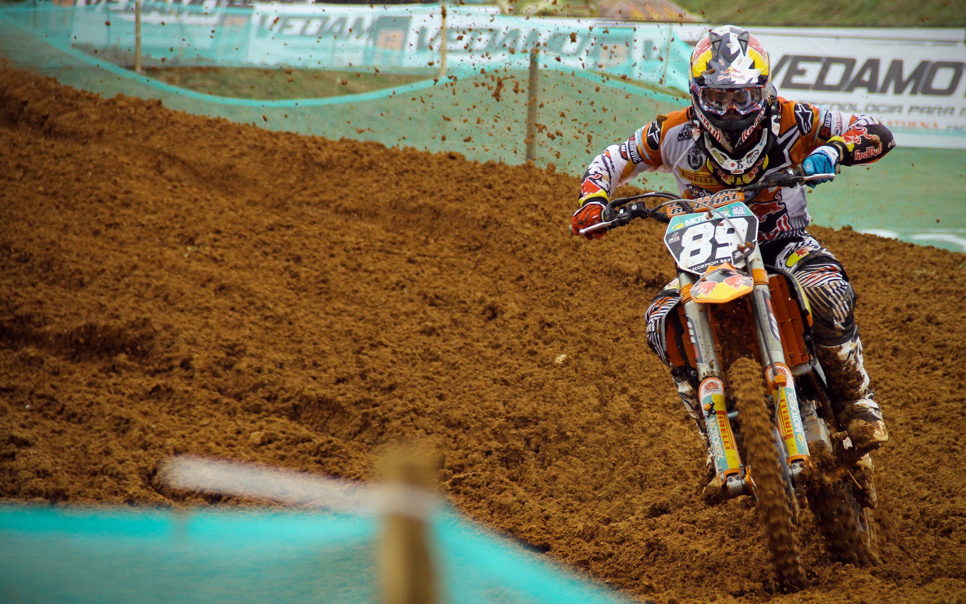 首先，进行思维扩展并拟定一个吸引人的标题