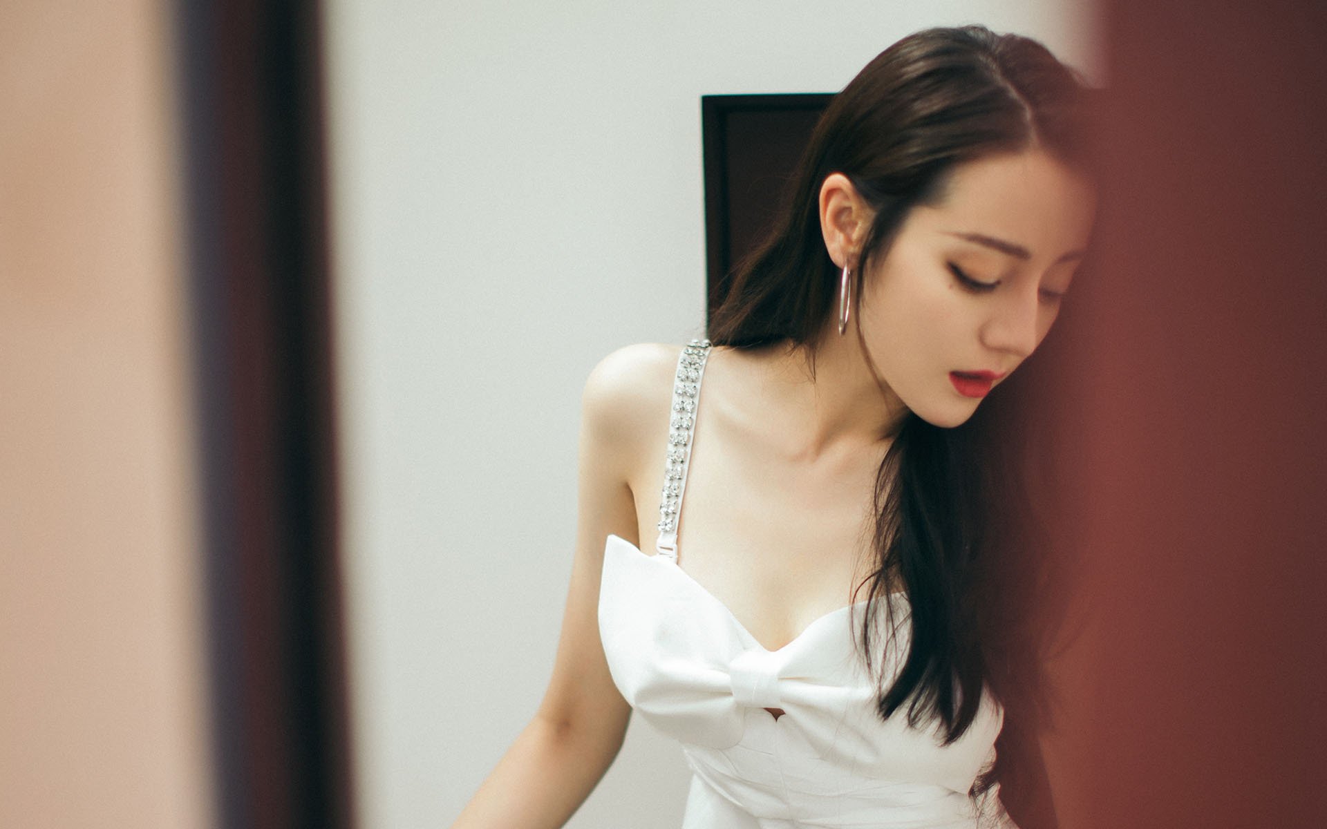 米切尔45+7+5撕裂太阳，雷霆主场大捷展冠军相